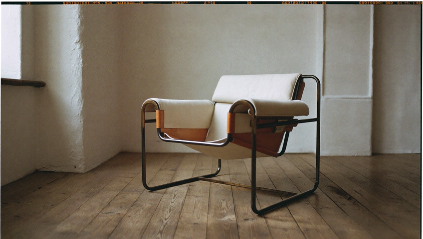 Italienischer Modernist Lounge Sessel in Galerie mit Studiolicht